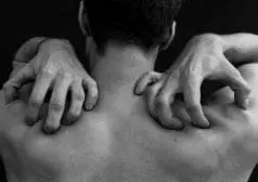איש סובל מכאבים בגב עליון