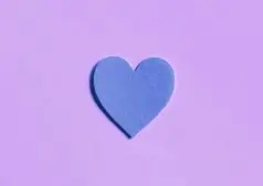 לב כחול על רקע סגול