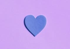 לב כחול על רקע סגול