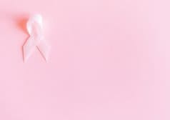 סרט ורוד המסמל את המאבק בסרטן השד