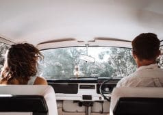 גבר ואישה יושבים ברכב אספנים