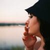 אישה מעשנת סיגריה