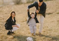 הורים משחקים כדורגל עם ילדם